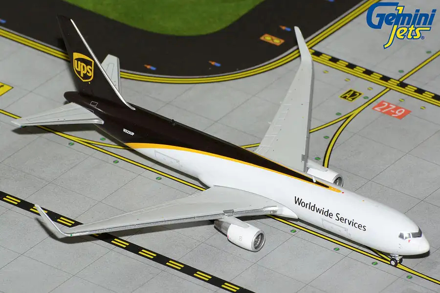b767-300f-ups-n323up.jpg